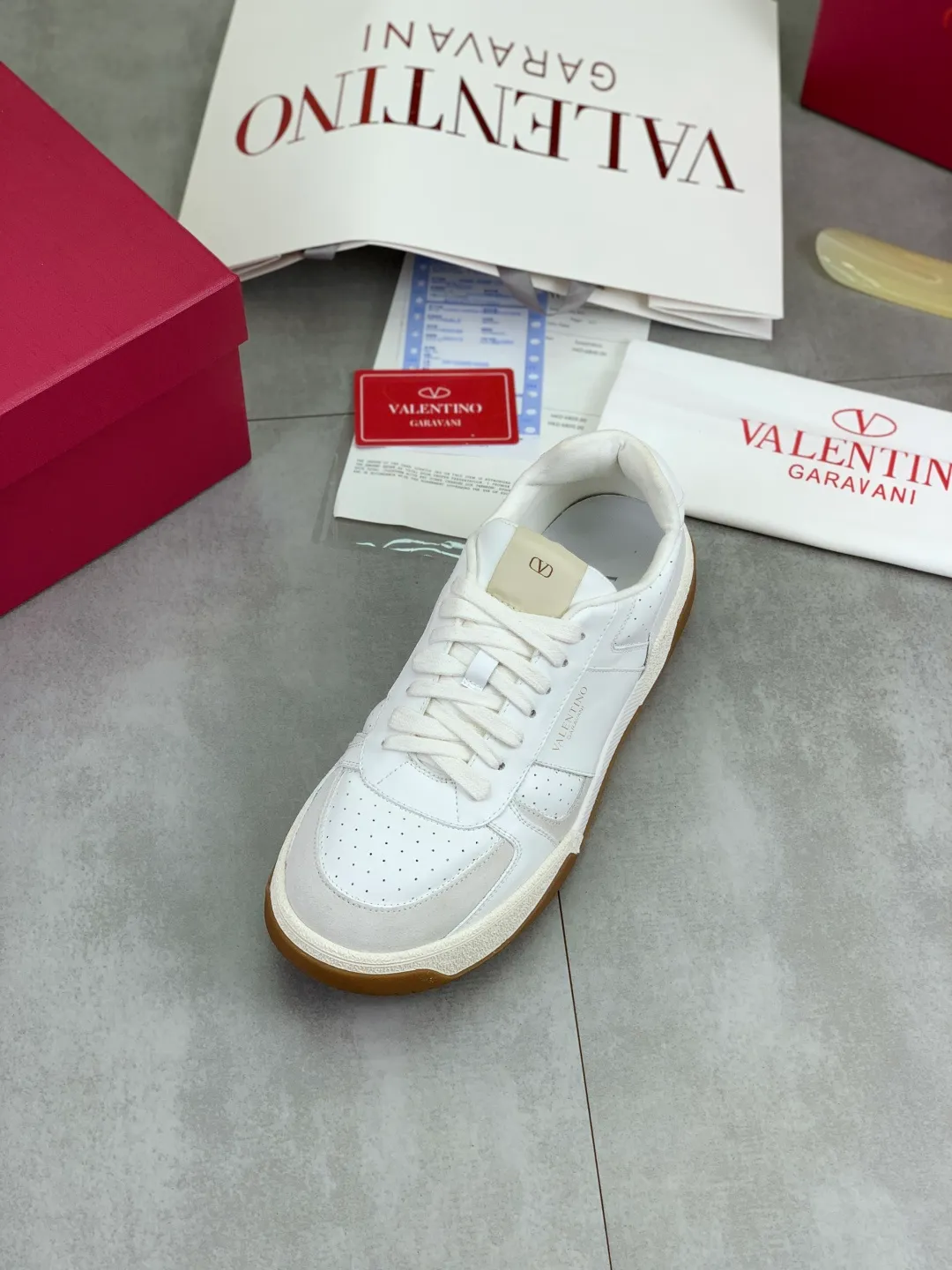 Men's men's shoes 💰P660 new top version of Valentino couple's bread shoes! Valentino Joie de Jouer series Velcro thick sole bread shoes couple style casual sports shoes white shoes original purchase development and production Joie de Jouer series simple style without losing style. The pure white base is paired with fresh green and soft beige, and the unique Velcro design highlights your personality. Every detail tells fashion and quality, wear it, take a confident step, and start the trend journey ✔️Fabric: Original customized imported first-layer cowhide ✔️Inner lining: Original customized soft sheepskin lining ✔️Outsole: Original molded non-slip TPU material ✔️Sole thickness: 3.5CM ✔️Size: Women's 35-41 Men's 38-46 (38. Male, 41 female, 46 non-refundable